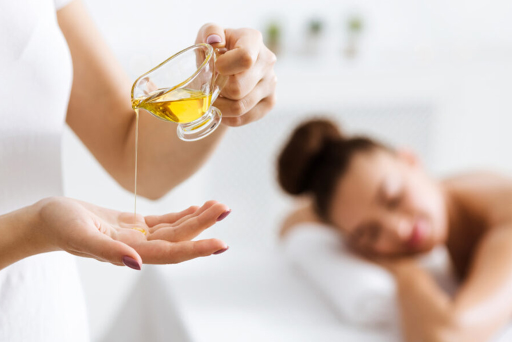 Masseur preparing for doing aromatherapy oil massage